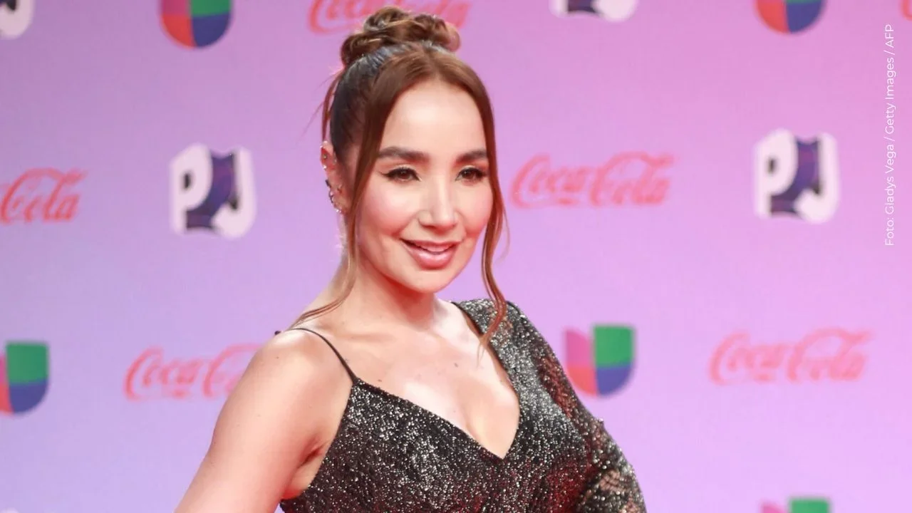 Paola Jara enseña a su sobrina estrenando el piano de Emilia