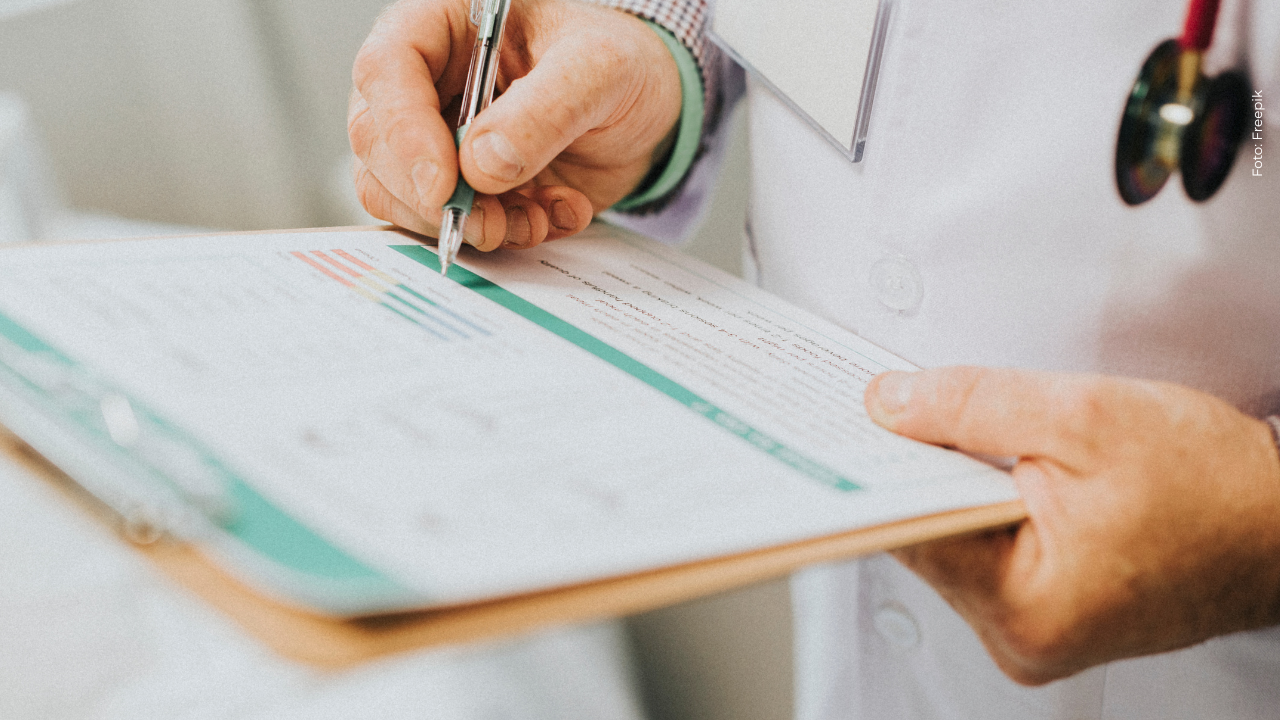 Famoso influencer colombiano preocupa al ser operado en uno de sus hombros: así lo anunció