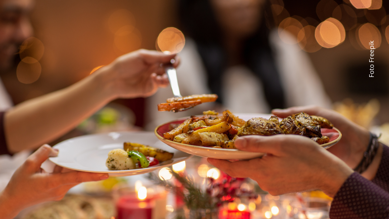 Las cenas prolongadas y con muchos platos pueden generar molestias digestivas.