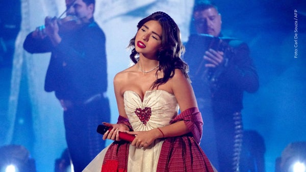 Ángela Aguilar impacta con radical cambio de look y un maquillaje irreverente en los Grammy Ángela Aguilar impacta con radical cambio de look y un maquillaje irreverente en los Grammy