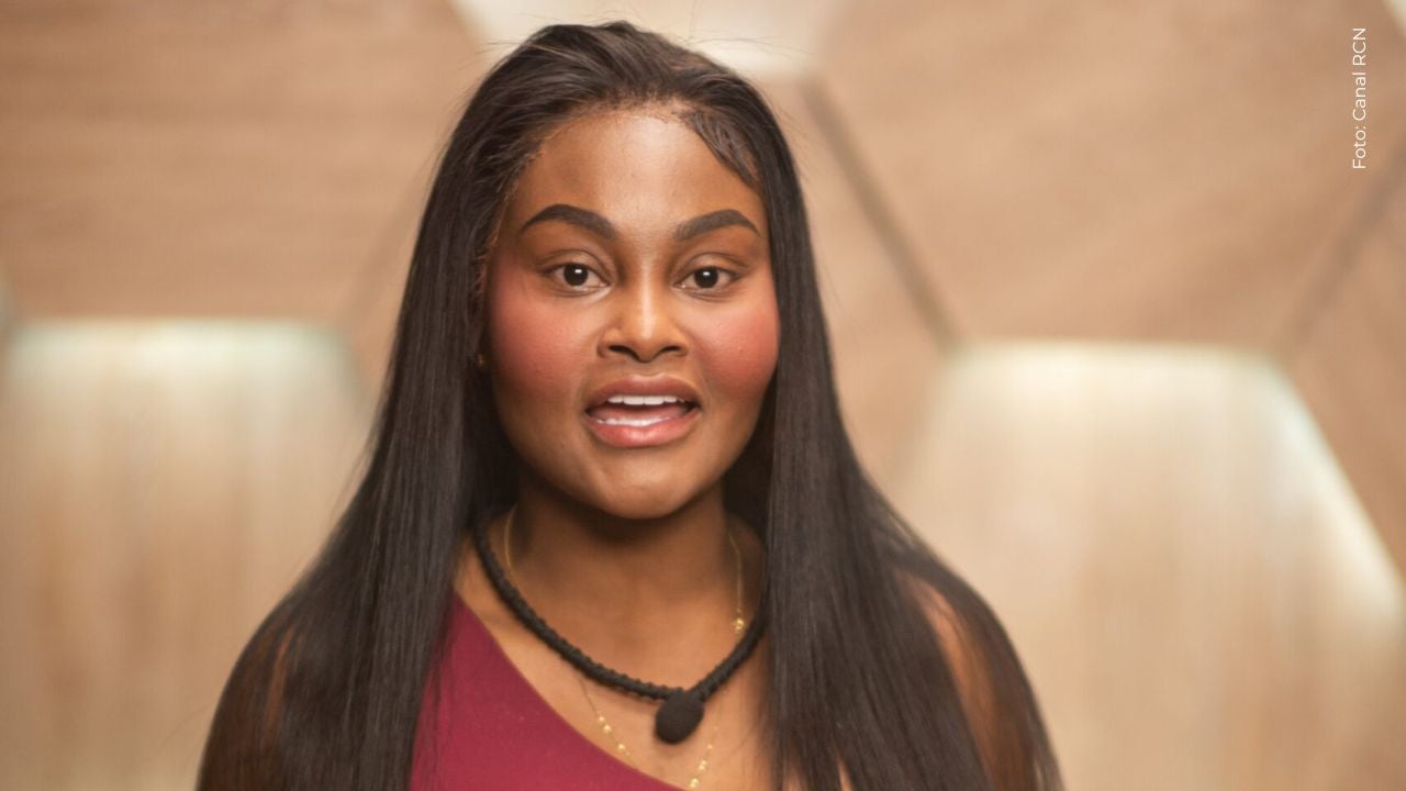 La Jesuu causa revuelo en redes por incidente con su vestido brillante