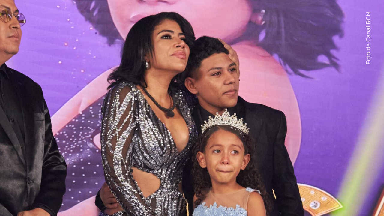 La Toxi Costeña junto a sus hijos en la final de La casa de los famosos Colombia.