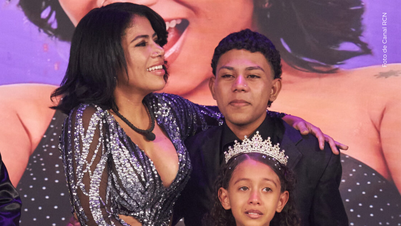 La Toxi Costeña junto a sus hijos en la final de La casa de los famosos Colombia.