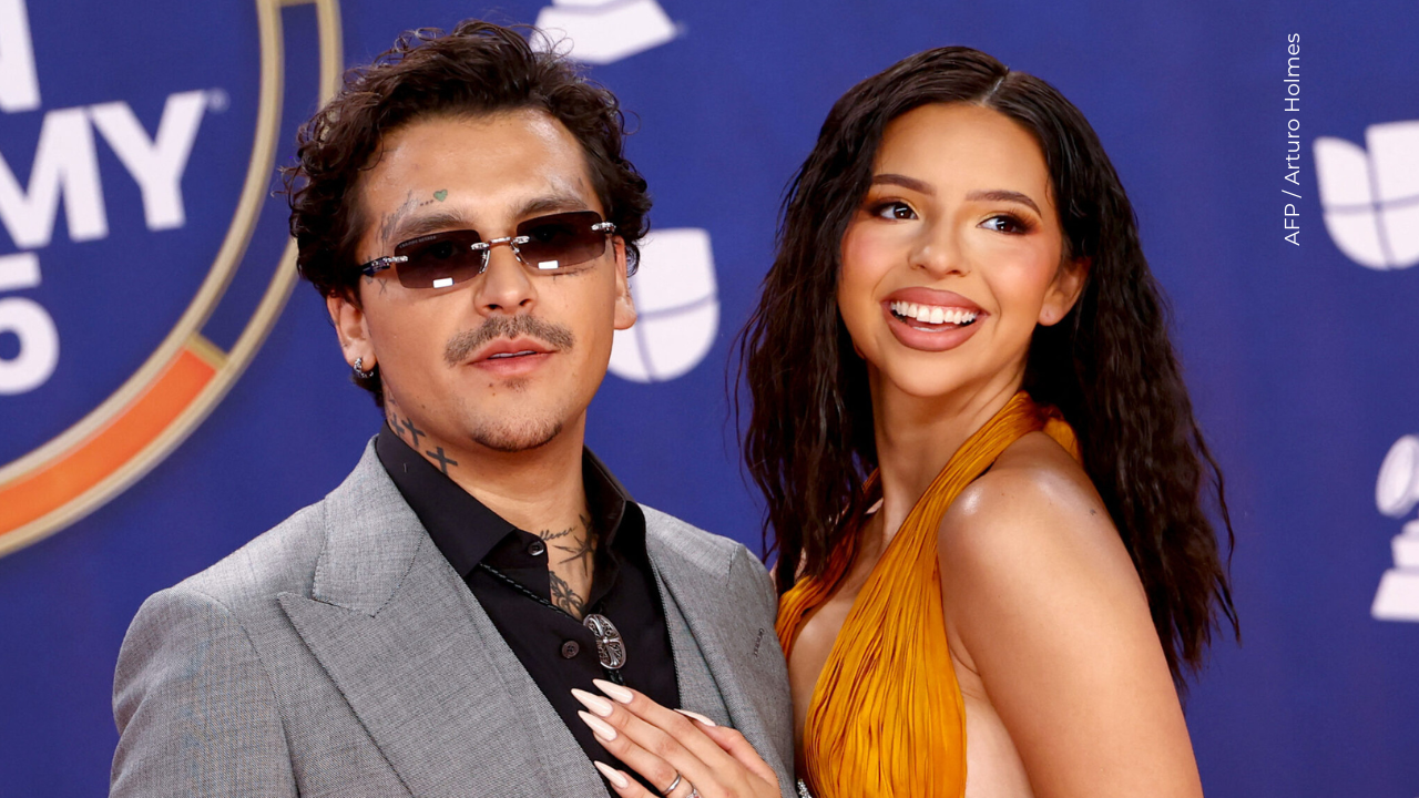 Christian Nodal y Angela Aguilar asisten a la 26.a Entrega Anual del Latin GRAMMY en el MGM Grand Garden Arena.