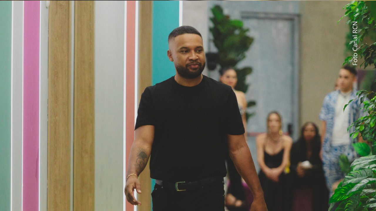 Neider García fue captado reaccionando durante una charla entre su suegro y otro joven.