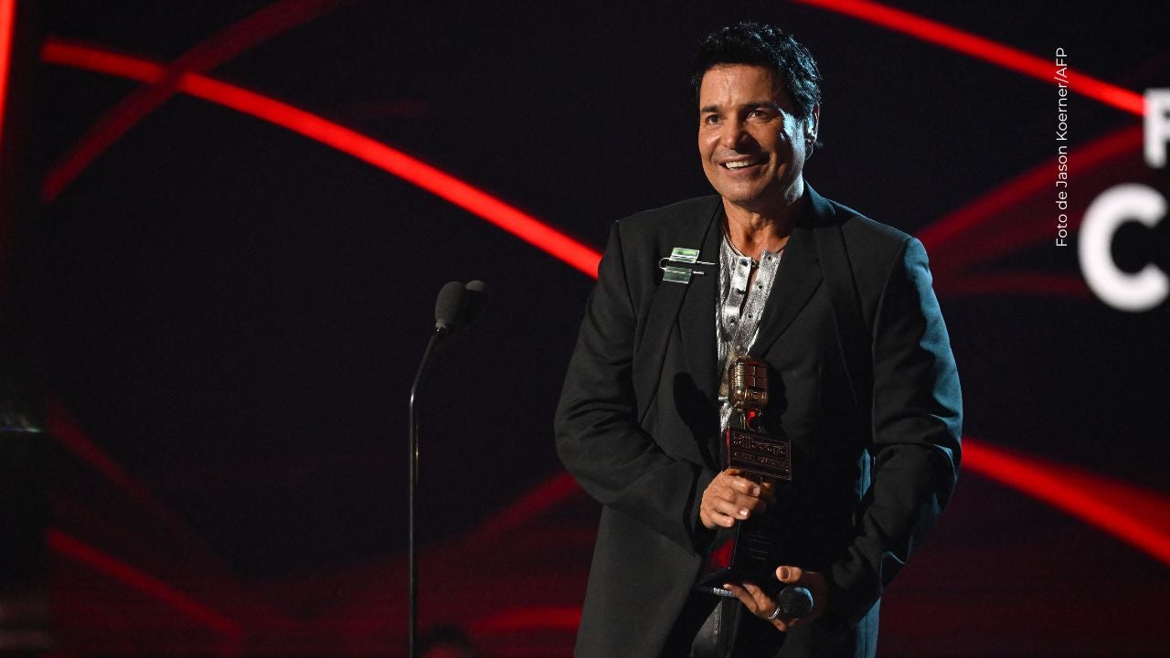 Chayanne le da ánimos personalmente a una fanática. 