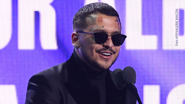 El nuevo look de Christian Nodal desata comparaciones con Pepe Aguilar