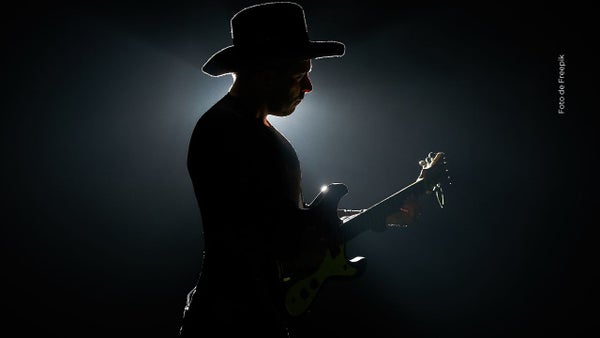 Reconocido cantante hizo un fuerte reclamo contra otro artista que irrumpió en su show EN VIVO