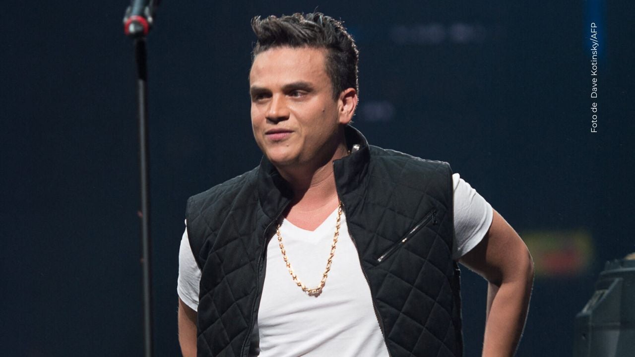 Silvestre Dangond es captado comiendo mazorca. 