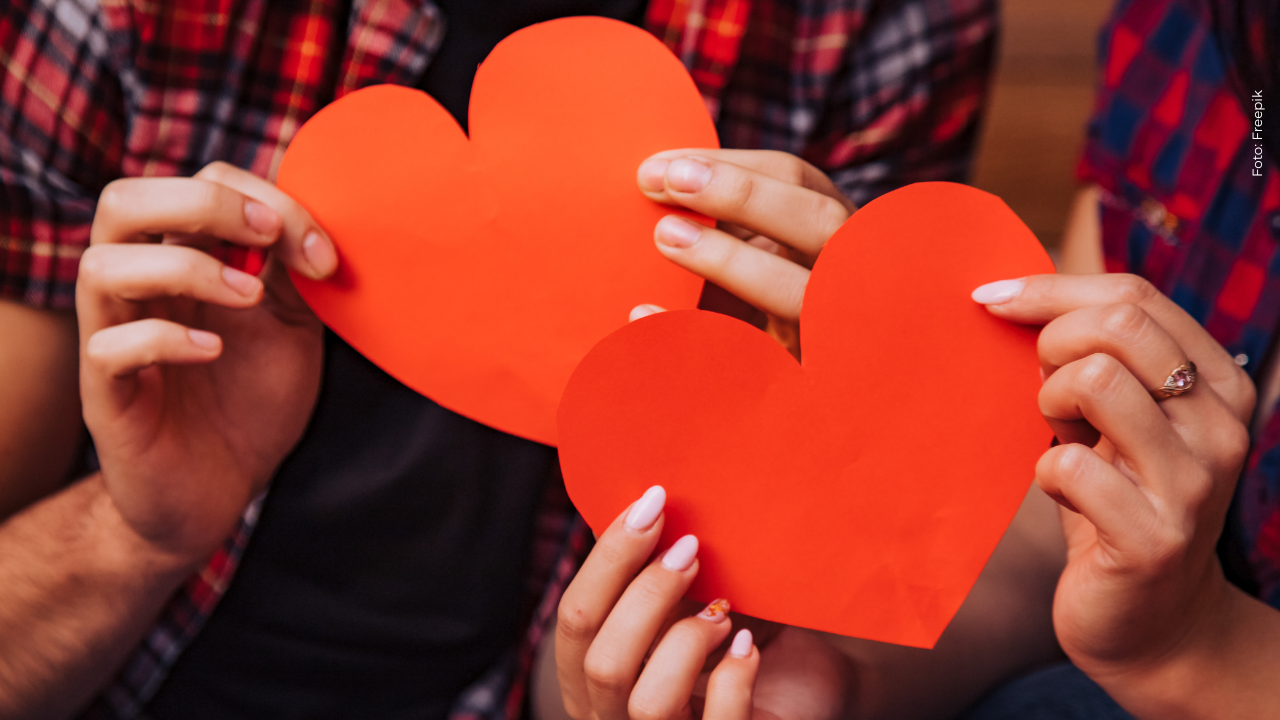 Reconocida actriz colombiana confirmó su nueva relación con romántico beso: ¿de quién se trata?