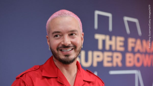 J Balvin causa furor tras hacer enojar a una mujer mayor en transporte público sin que ella lo reconociera