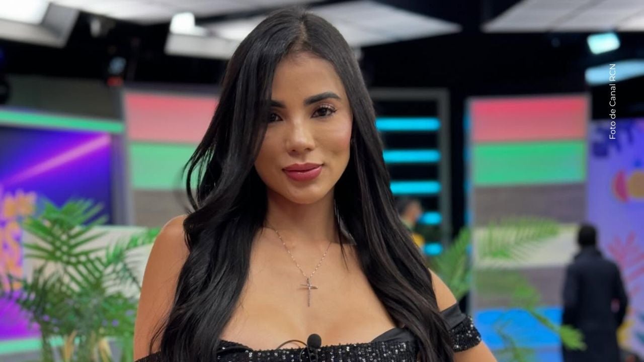 Karina García sorprendió al revelar que tiene 3 celulares.