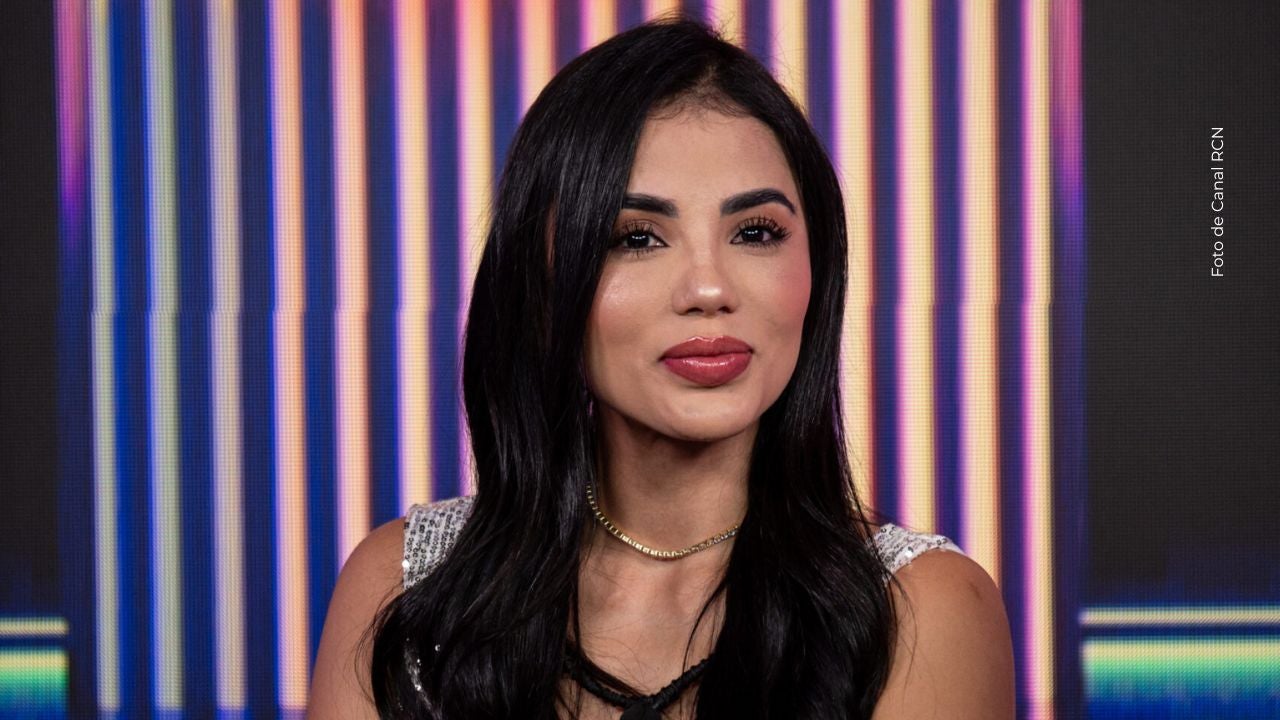 Karina García hace broma sobre tener tres celulares. 