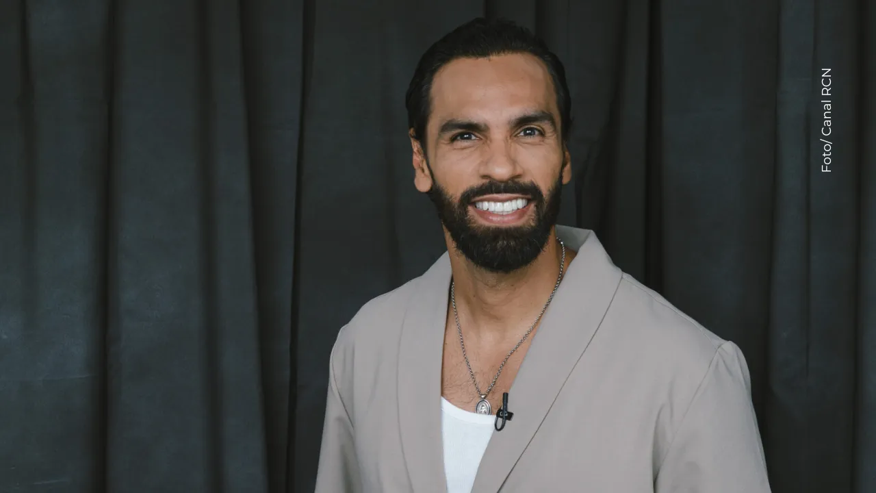 Captan a Salomón Bustamante muy cariñoso con otra mujer en público.