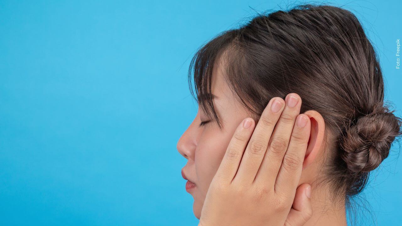 De acuerdo con Altiorem, la hipoacusia súbita puede presentarse en hombres y mujeres por igual.