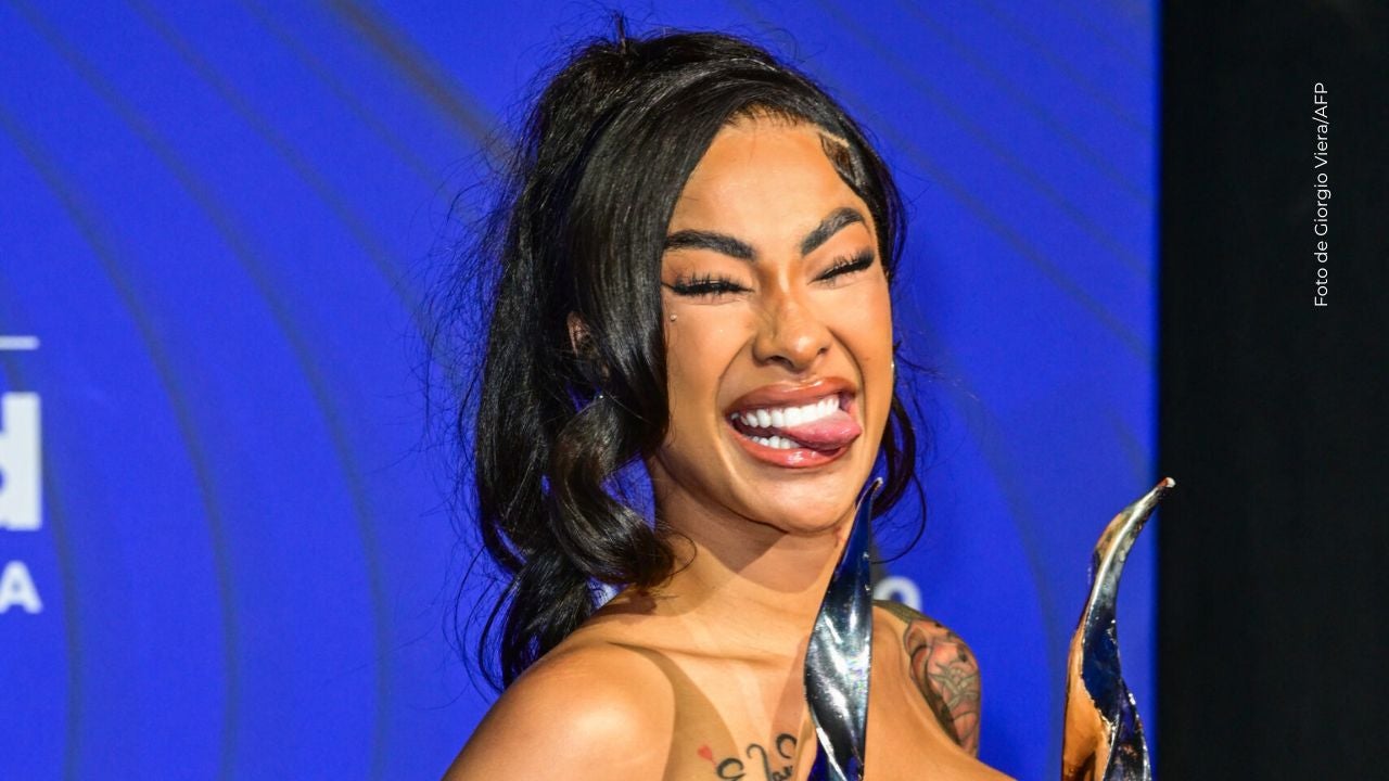 Yailin presume su pequeña cintura. 