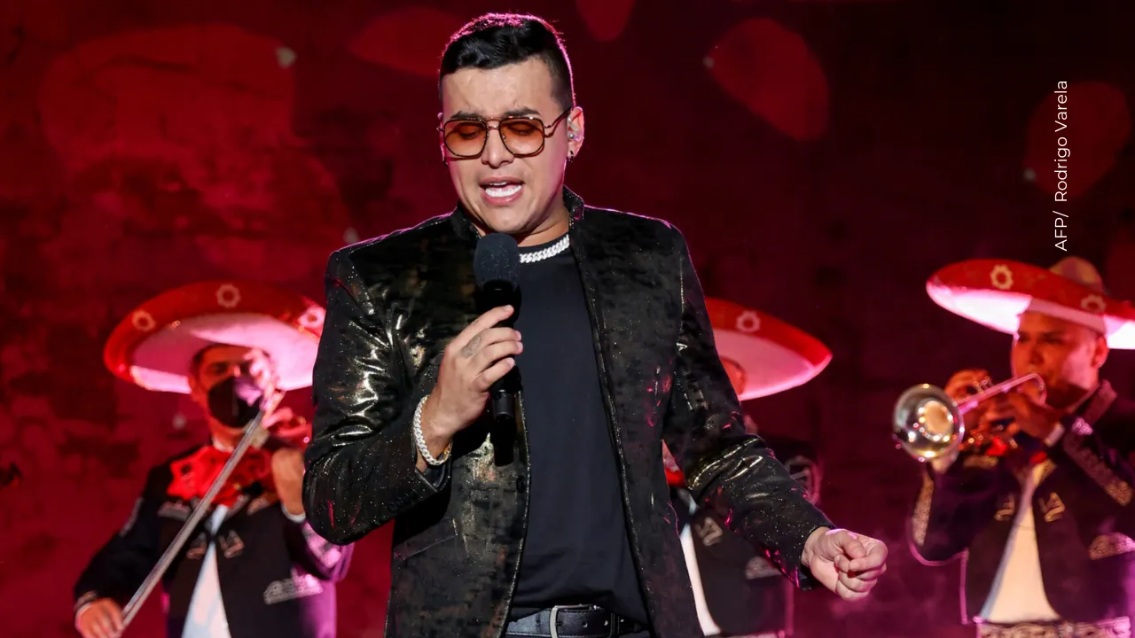 5. Captan a la esposa de Yeison Jiménez abrazando el féretro en el Movistar Arena