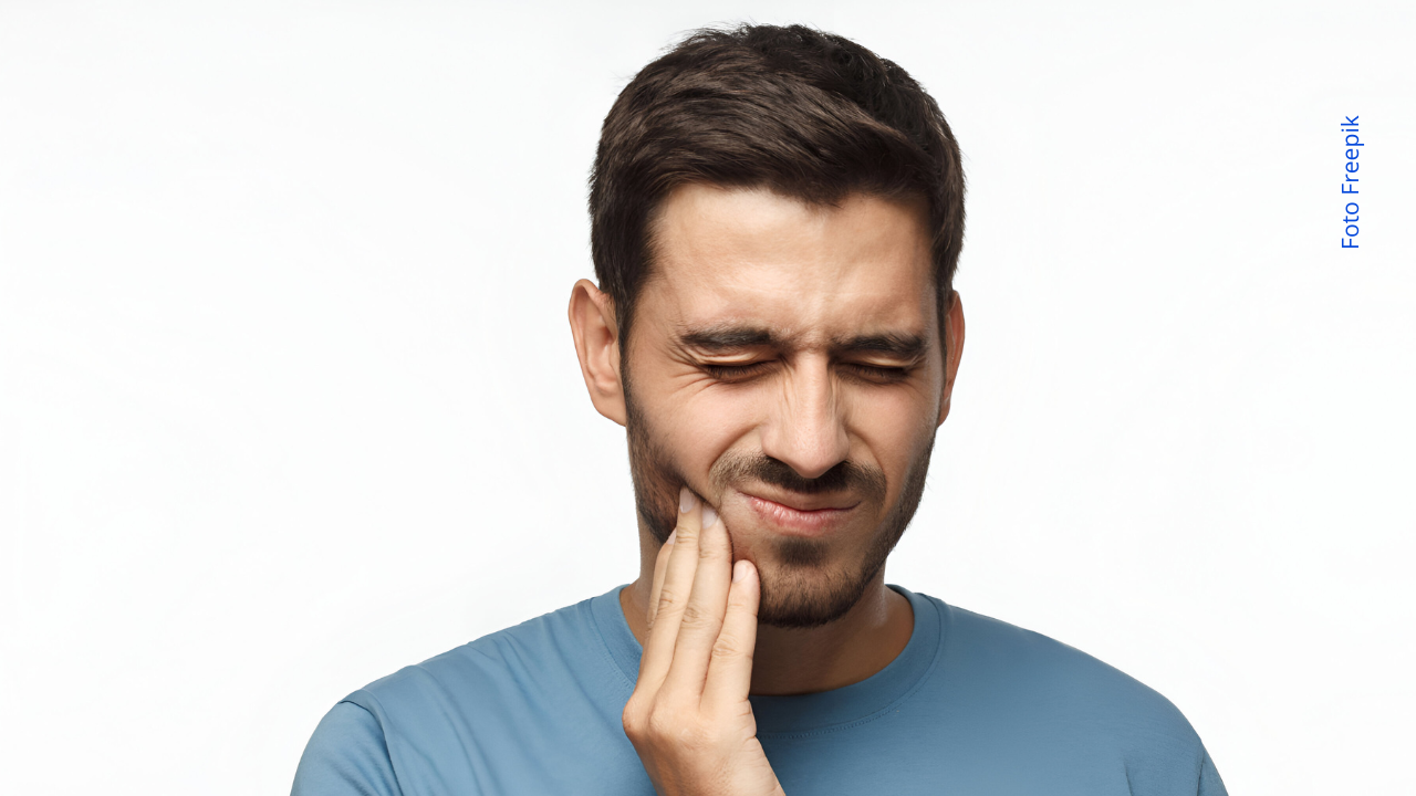 Encías inflamadas, dolor mandibular y mal aliento son signos de alerta.