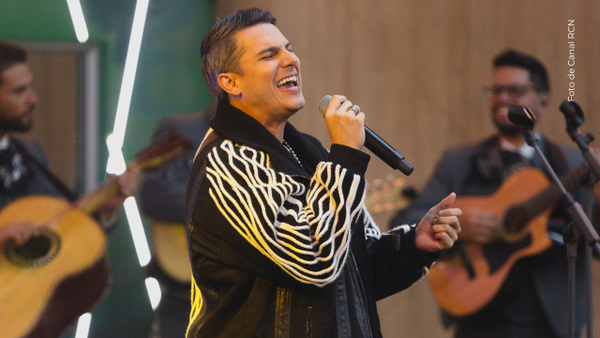 Pipe Bueno reaccionó tras incómodo comentario por sus "fotos con famosos"