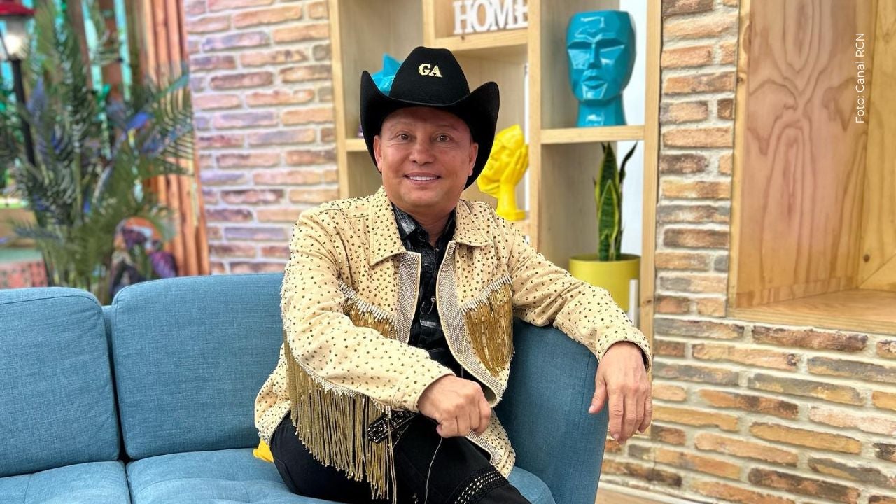 Giovanny Ayala cantándole al duelo 