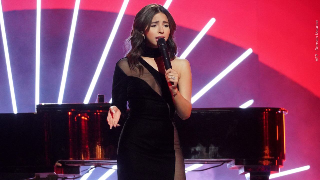 Ángela Aguilar encendió las redes al lucir un vestido rojo.