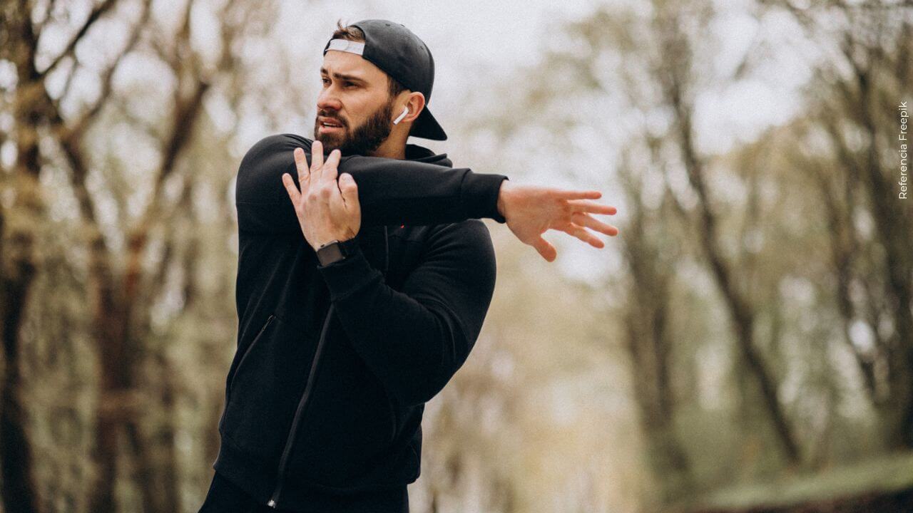El actor mexicano hace ejercicio para mantenerse saludable.