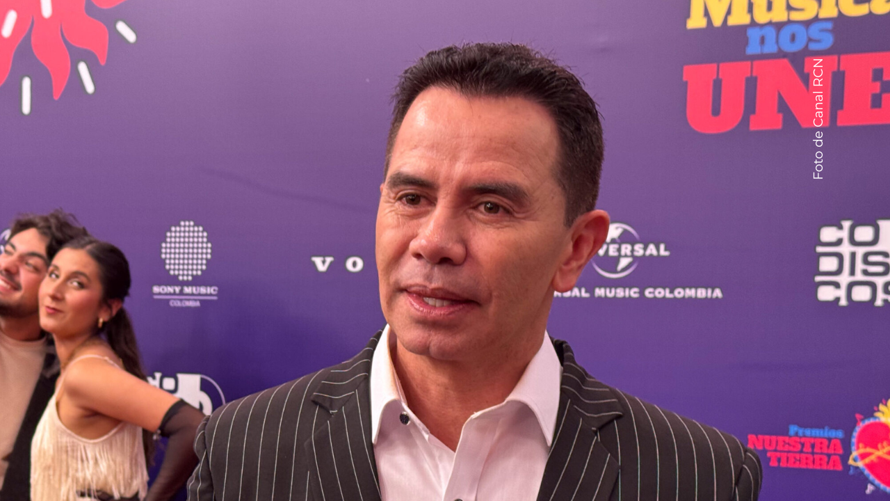 Jhonny Rivera en los Premios Nuestra Tierra.