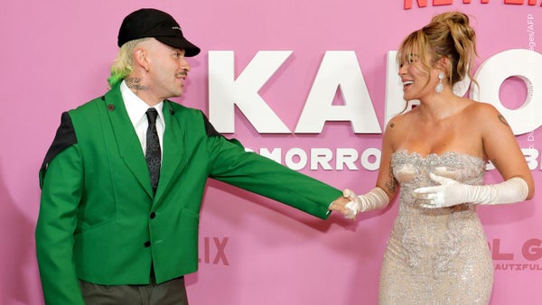 Feid brilló en el Fashion Week de París y un detalle de su look habría sido dedicado a Karol G tras ruptura