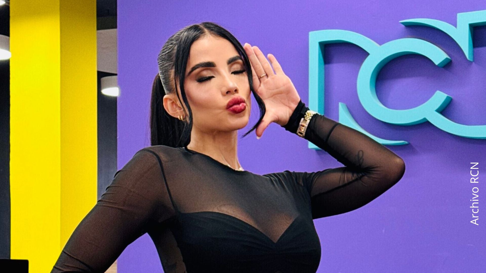 Así fue el beso de Karina García y Kris R en pleno concierto de Bad Bunny, ¿relación confirmada?