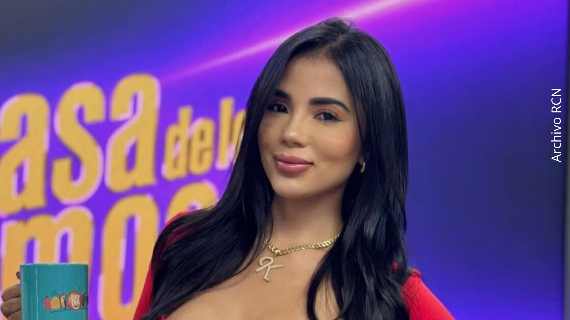 En diferentes oportunidades se ve cómo la paisa se gira para darle besos al artista, quien de manera amorosa corresponde al gesto