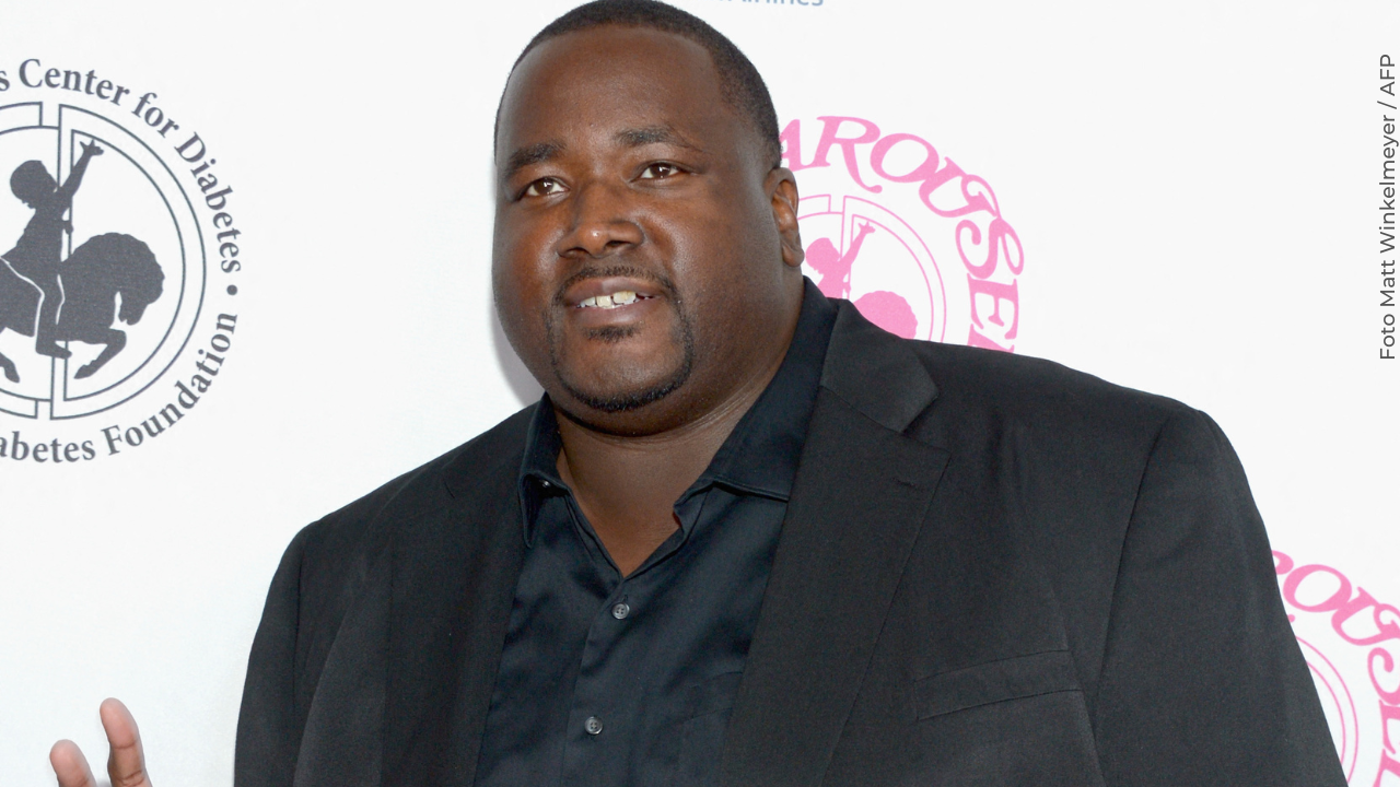 Quinton Aaron fue diagnosticado con una rara lesión quística en la columna vertebral.