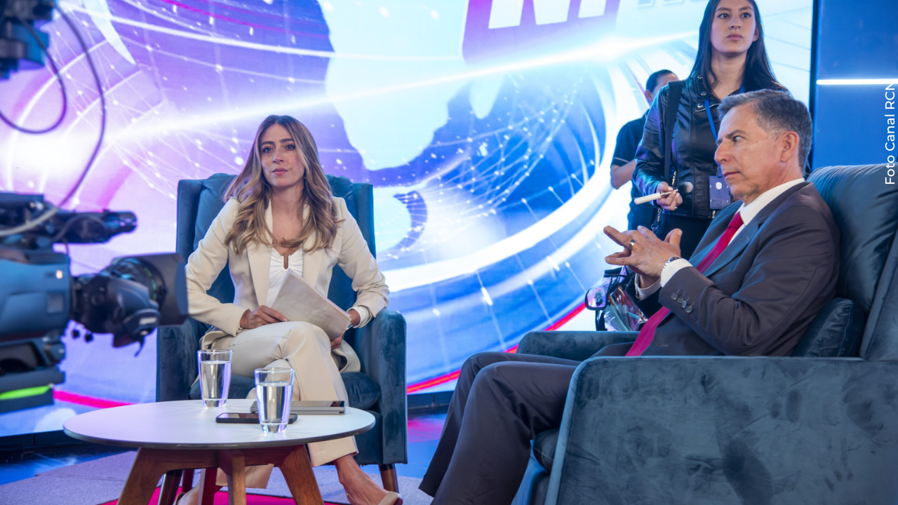 Verónica Orozco interpreta a Lucía Durán, una periodista reconocida por su profesionalismo.