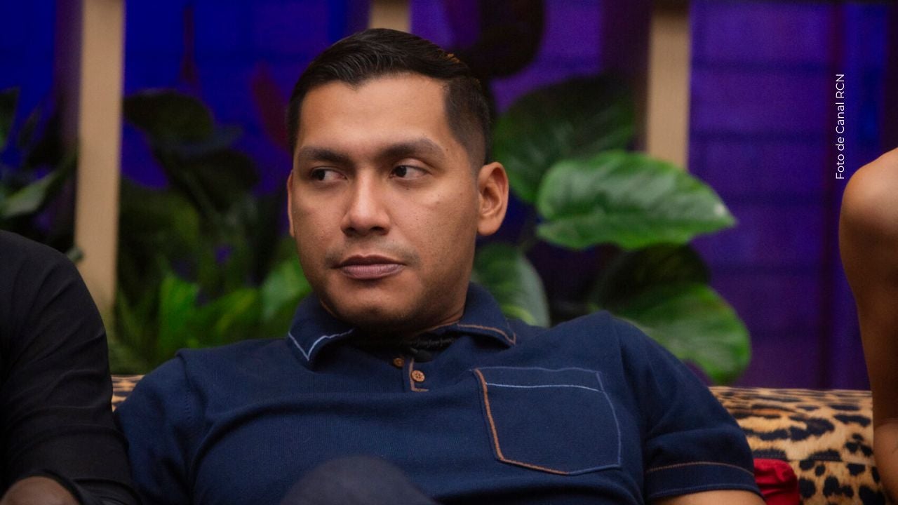 Juanda Caribe intercambia la ropa. 