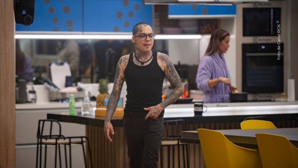 Sale a la luz fotografía de Nicolás Arrieta cuando tenía pocos tatuajes y el pelo largo; así lucía