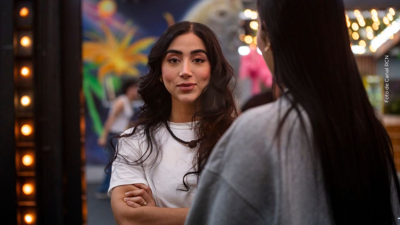 Beba se desquita de sus compañeros. 