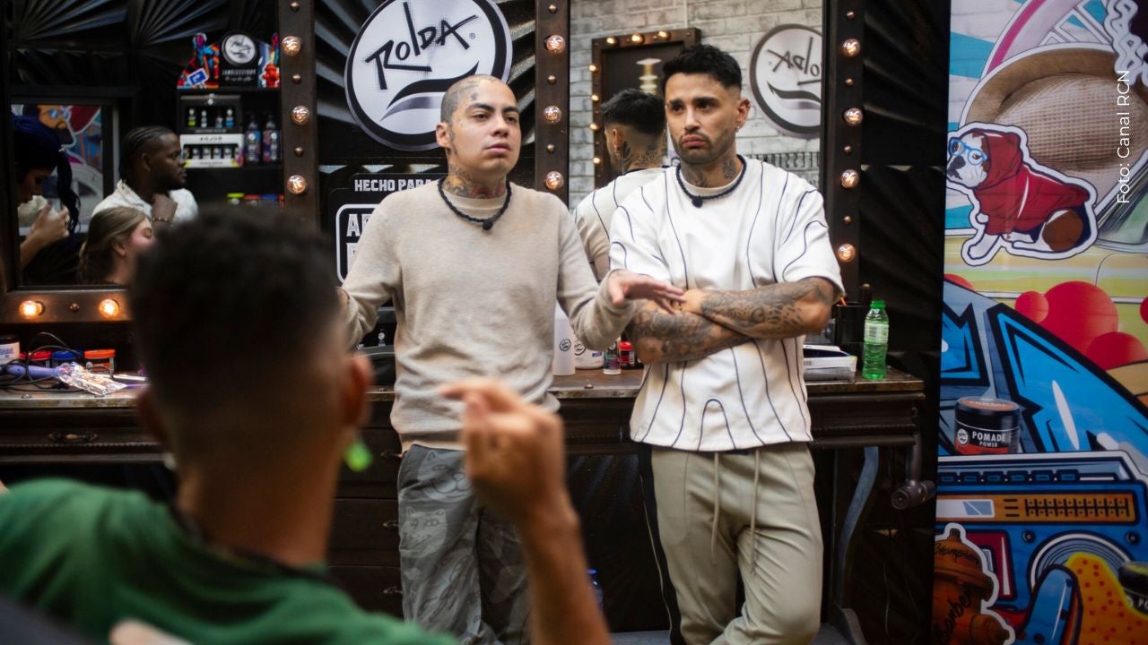 Nicolás Arrieta y Tebi Bernal en la barbería de La casa de los famosos Colombia