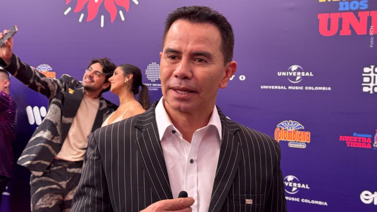 Jhonny Rivera subirá al altar muy pronto.