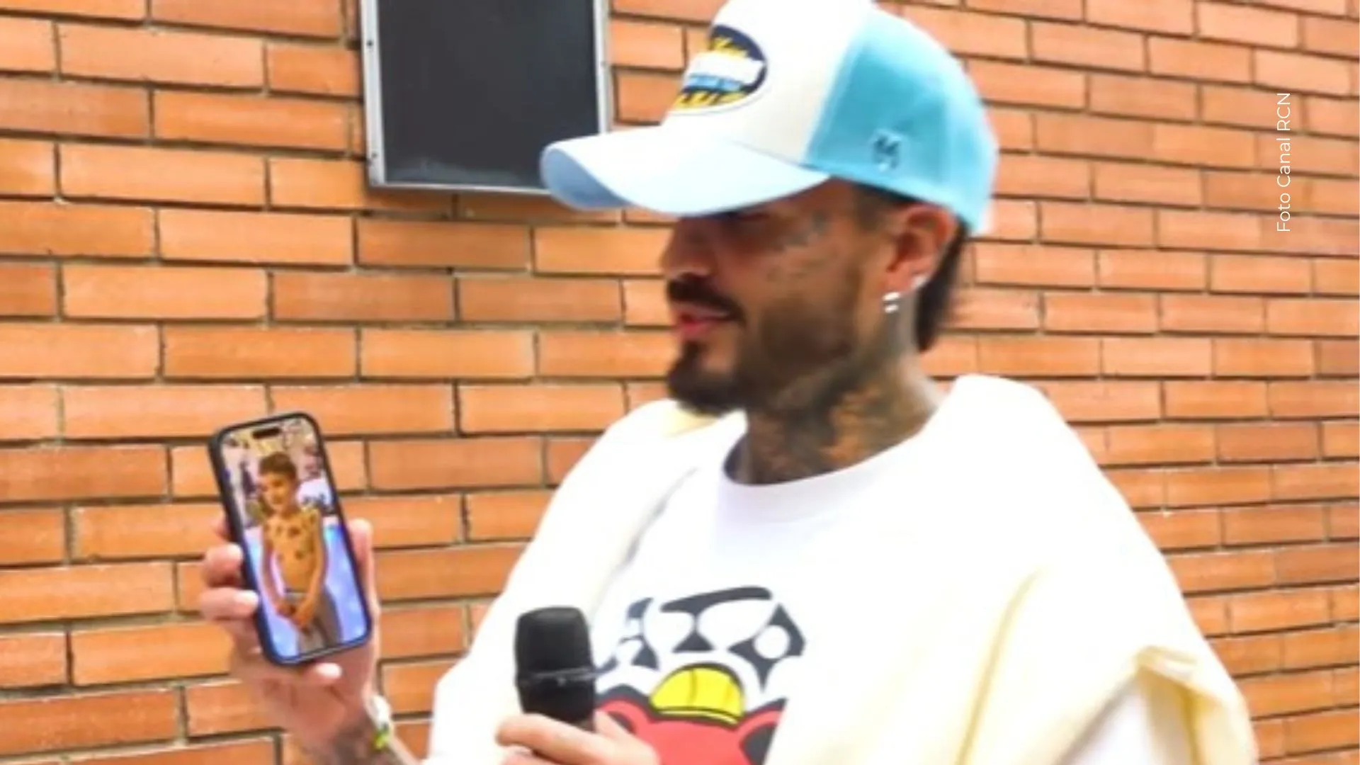 Mateo Carvajal muestra un video de Salvador, su hijo, bailando una canción de Altafulla.