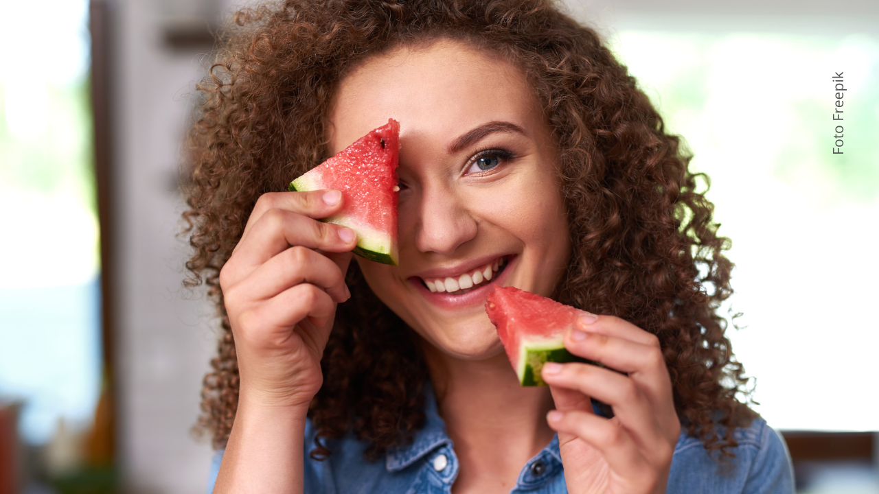 Comer saludable también es saber cuándo hacerlo. Descubre qué frutas es mejor evitar en la noche.