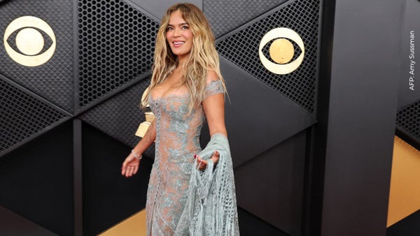 Karol G enamoró con su traje y look en los Premios Grammy 2026, ¿Feid reaccionó?