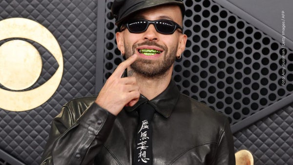 Feid desata teorías en los Grammy por el misterioso mensaje en su corbata, ¿indirecta para Karol G?