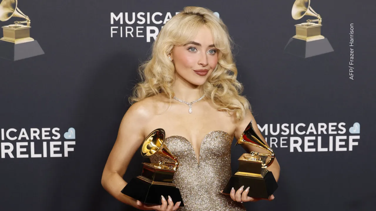 La famosa cantante que no dejó de mirar a Bad Bunny en los Grammy 2026