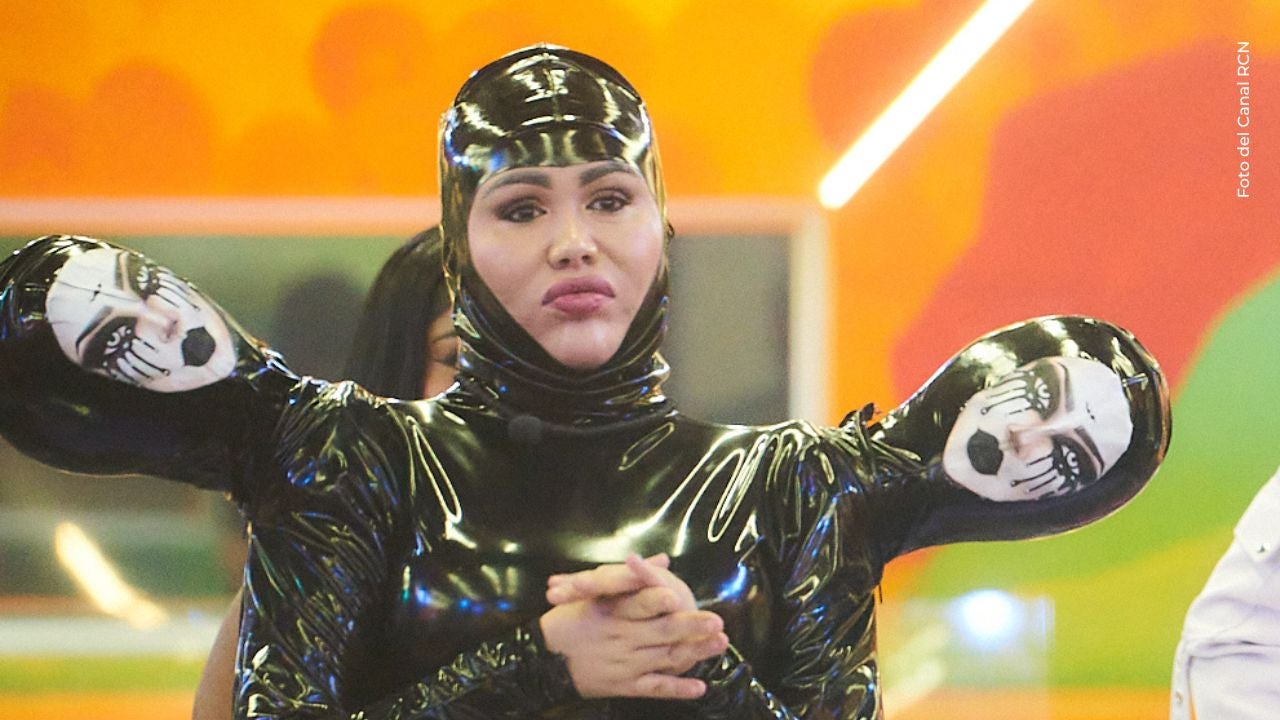 Yina Calderón renueva su emblemático traje de tres cabezas