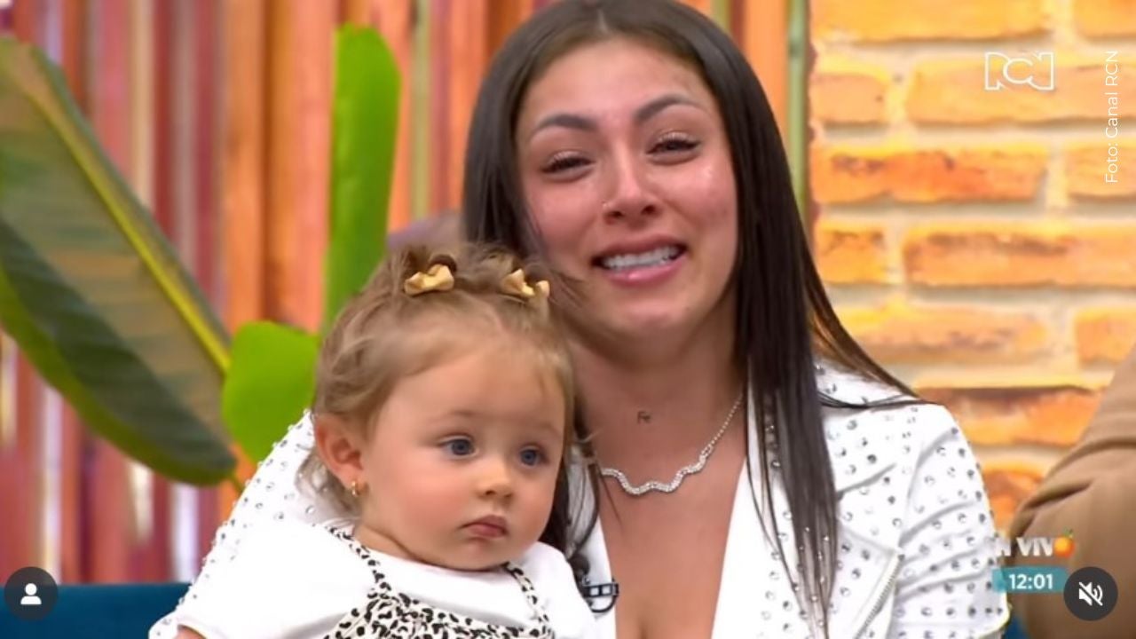 Karol Samantha, novia de Epa Colombia, junto a su hija