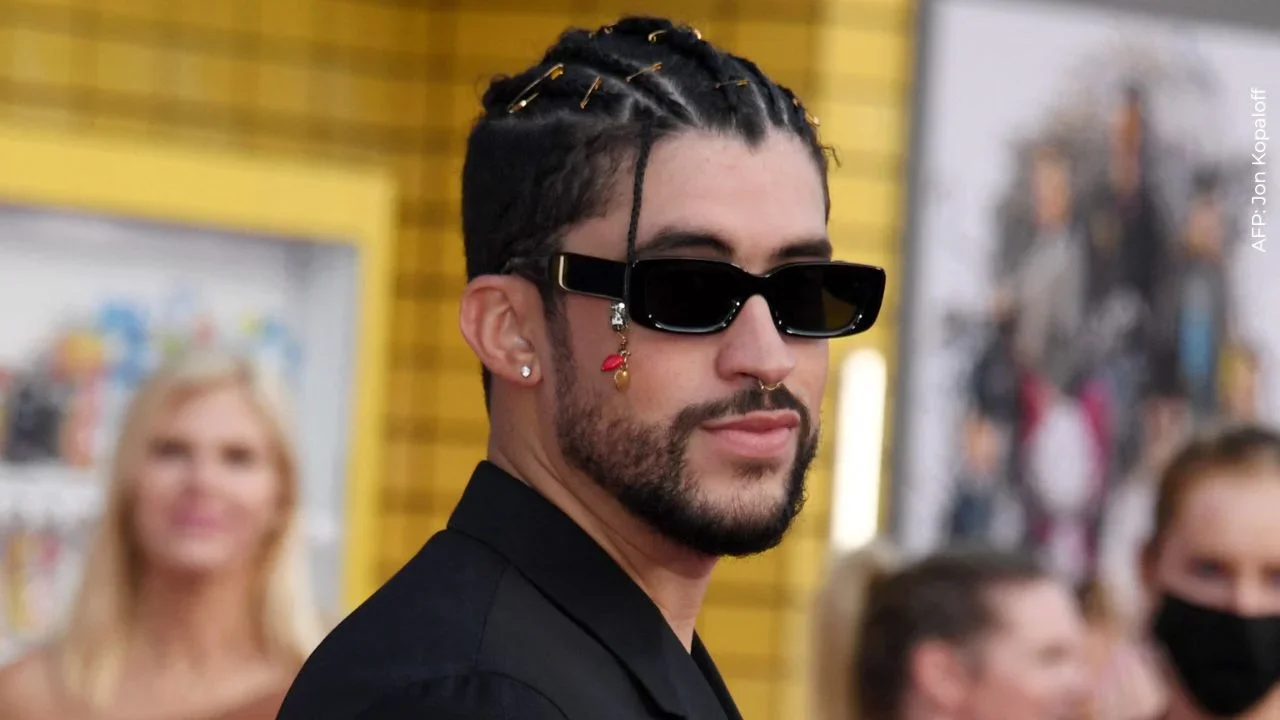 Pelucas, barbas falsas y música en vivo: así fue el show viral de Bad Bunny.