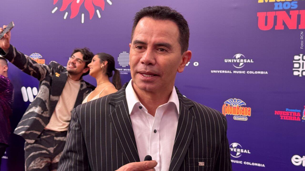 Jhonny Rivera se cayó del caballo por culpa del hombre alicorado.