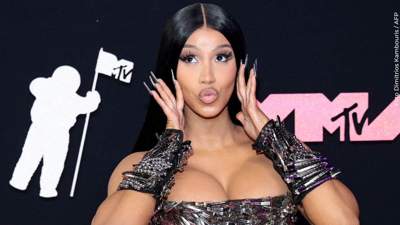 Cardi B protagoniza caída en vivo durante su gira y el momento se hace viral