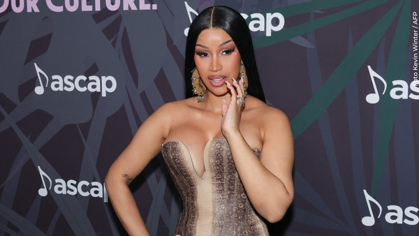 Cardi B sufre aparatosa caída en concierto y sorprende con su reacción | VIDEO Cardi B sufre aparatosa caída en concierto y sorprende con su reacción | VIDEO