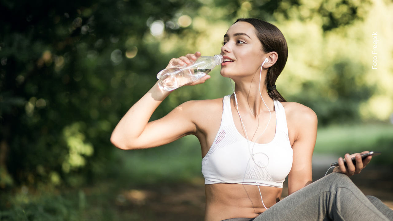 A diferencia de bebidas azucaradas, el agua no ralentiza la digestión ni añade calorías.