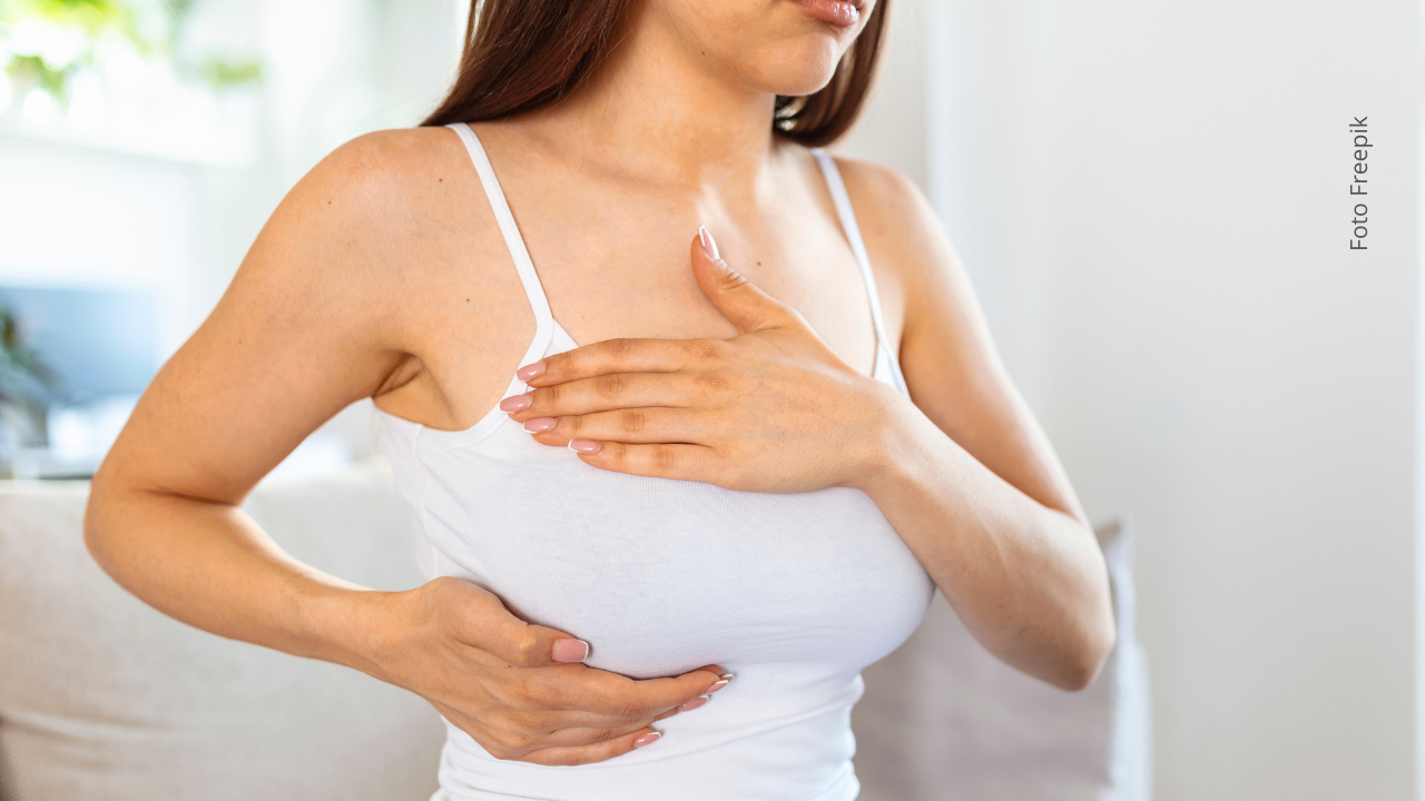 La mastitis es la inflamación del tejido mamario y puede causar dolor, calor y fiebre.